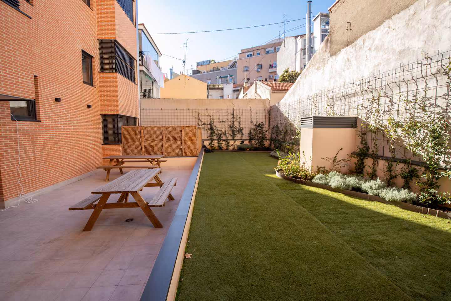 Terraza exterior con zona ajardinada
